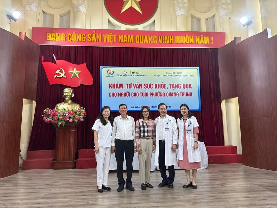 Phường Quang Trung tổ chức khám bệnh, phát quà miễn phó nhân dịp kỷ niệm 33 năm Ngày quốc tế Người cao tuổi (01/10/1991-10/10/2024